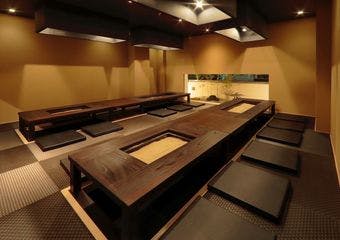 京都祇園料亭出身の料理長が醸し出す料理と囲炉裏の空間をご堪能ください。