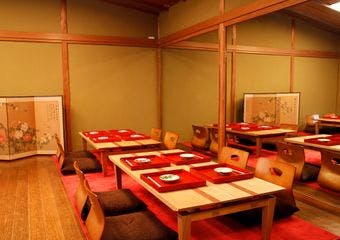 数寄屋造りの落ち着いた空間で、魚にこだわった独自の和食をお好きな飲み物とお愉しみ下さい。