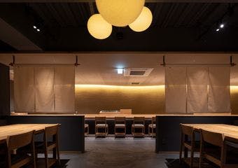 板前のおまかせに身を委ね、伝統的な江戸前寿司を、圧巻のカウンターで。その日仕入れた旬の素材を板前の手仕事で一品ずつお出しします。