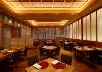 なだ万のおもてなしの心と調理の技と共に、福岡県の魅力を伝えていけるレストランです。空間と食から福岡県をご堪能いただけます。