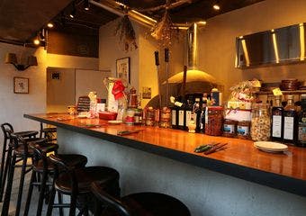 本場ナポリ認定のピッツァイオーロが手掛ける薪火イタリア料理店。