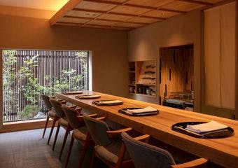 当店は北新地などで修業を積み、利き酒師の資格を持つ料理長が織りなす日本料理と日本酒のペアリングをお愉しみ頂けます。
