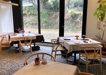 熊本城が見渡せるコンテンポラリーな店内で、シェフのおまかせフレンチコースが味わえる。和の個室やテラス席も備え、ランチコースも提供。