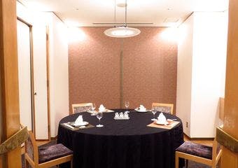 四川料理をベースに広東・上海・北京料理を取り入れた、オリジナリティーあふれるお食事をご用意しております。