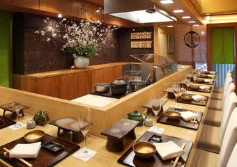薄くサクサクの衣で揚げる極上の天ぷら。季節折々の旬の素材を使用し、その時最も美味しい天ぷらに舌包み。
