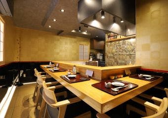 ホテルの総料理長やカナダ・バンクーバー領事館の公邸料理人を経験。近隣に天ぷら店が少ない立地を考慮し、天ぷらや和食メインの料理を提供する。