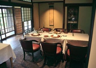 和館と洋館。異なる二つの建物が融合した昭和初期の建物で、日本の四季を感じながら料理とワインをお楽しみください。