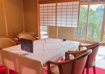 糸島の自然に囲まれた広大な敷地の糸島やぎ牧場内にあるレストランです。 数寄屋造りの趣深い店内で、お食事をお楽しみください。