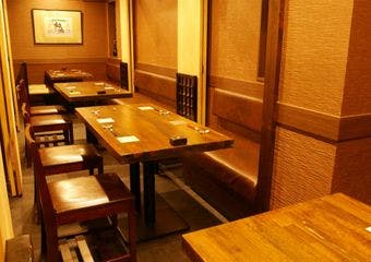 店主厳選の極上の日本酒と、魚介中心の繊細なお料理をお楽しみ下さい。