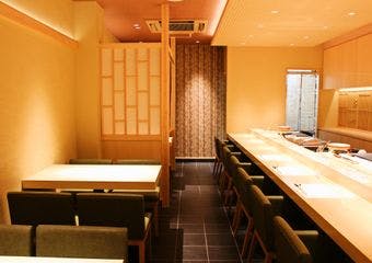 2022年7月、なんばにオープンした江戸前鮨の店。洗練された空間で鍛え上げられた鮨職人の技をたっぷりとご堪能ください。