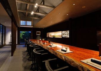 重厚感のある一枚板のカウンター越しに料理長と向き合い、日本酒と料理が織りなす至極の時間をお過ごしください。