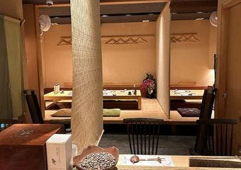 駿府城下町の跡地で商いを営む「博」では、職人の技術と選び抜かれた素材によって
上質な和食料理をご堪能いただけます。