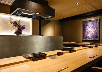 贅沢な日本の「鶏料理」をお召し上がり頂き、旬のお野菜、そして地鶏料理を居心地の良い隠れ家空間で堪能にお楽しみください。
