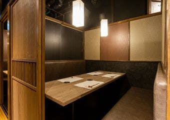 六本木駅より徒歩1分。落ち着きのある個室で正統派江戸前鮨をご堪能ください。