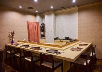 高円寺駅から徒歩3分
大人の隠れ家、カジュアル肉割烹
様々なお肉と季節のお野菜を和の調理法と彩りで
完全予約制のコース料理のみとなります。