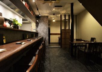 落ち着いた大人の雰囲気がある店内で四川料理をベースとした中国料理と紹興酒、白酒をお楽しみいただけます。