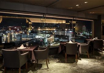 ホテル15Fから長崎の1000万ドルの夜景を望む。長崎近海で獲れた新鮮なシーフードや厳選した特選和牛、多彩なワインをお愉しみいただけます。