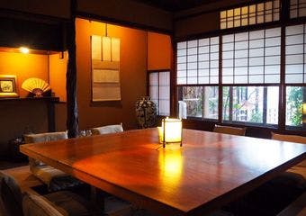 築120年の京町家を改装した京料理店です。町家独特の風情と洗練された雰囲気の店内で気軽に和食をお楽しみください。