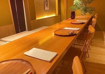 京都駅、京都中心部から車で10分弱、徒歩圏内の住宅街に佇む京町家の隠れ家的和食店。
京都ならではの食材を使った会席料理をお楽しみください