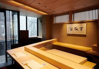 季節の滋味豊かな逸品、伝統の技に職人の個性が光る鮨と和食、日本各地から取り寄せた厳選の酒が織りなす極上の食体験を格別の空間で。