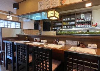 長崎県の五島列島で獲れた天然魚を使用した鮨をお召し上がりいただけます。お越しいただいた全ての皆さまを家族のような温かい空間でもてなします。