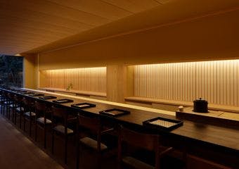 伊勢志摩地域の海の幸をご堪能頂けます。神聖なこの場所で奉納酒と伊勢前寿司・一品料理によるペアリングコースをお楽しみ下さい。