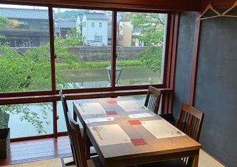 浅野川沿いに昔ながらの風情ある料理屋や茶屋が立ち並ぶ主計町茶屋街。風情を感じながら、味わう鮨は絶品。贅沢なひとときをお過ごしください。