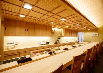 江戸前寿司一筋の職人が振る舞うにぎりと、季節の食材をふんだんに使ったコース料理を、存分にお愉しみください。