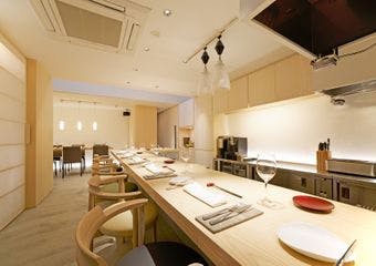 日本人であることを誇りに思い、北海道に存することに喜びを感じ、フランスをこよなく愛する横須賀雅明が創り上げる新しいかたちのレストラン。