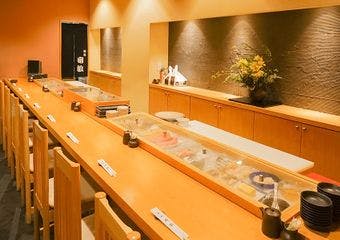 北海道の魚貝類が堪能できる寿司屋。旬ならではの味覚をお楽しみください。