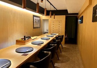 円山の葡萄酒倉庫をリノベーションした店舗で、握りや料理を鮨ノ蔵よりカジュアルにご提供。日本酒に良く合うツマミも味わえます。
