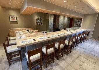 閑静な住宅街に潜む、絶品の寿司店。活魚と地魚にこだわり料理を提供、本当に旨い、新鮮な旬の魚を使用した寿司をご堪能ください。
