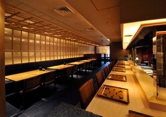 東京駅から直結、丸ビル6階の好アクセスで、臨場感あるカウンターのほか会食にお薦めのテーブル席もある、粋ながらも使い勝手の良い天ぷら屋です。