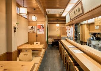 京都の商売人や花街の方々に代々愛され続けている名店。
四季折々の新鮮な魚介を使用した鮨や一品を銘酒と共にお愉しみ下さい。