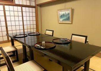 明治40年に仕出し店として創業した「井傳」。丁寧な料理と素材の味を活かした上品な味つけに京都の人が信頼を寄せる老舗の名店です。