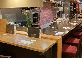 寿司を握って30余年の店主が食材の素材を活かした料理をご用意。市場で仕入れる旬の海鮮を握り寿司や創作料理にしてお愉しみいただけます。