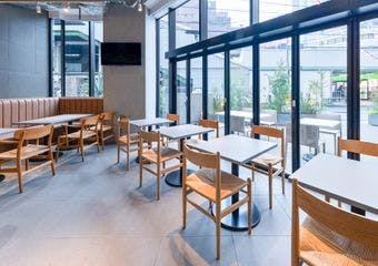 【水道橋駅30秒】開放感あるテラス席で過ごす優雅なひと時を過ごせるカフェ＆バー