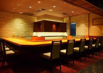 職人技が光る本格江戸前鮨。旬の味を上質空間で。