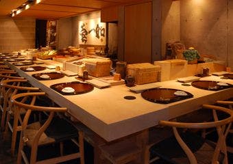 地元愛媛の食材、季節を感じる料理、江戸前の鮨
落ち着いた和の空間でごゆっくりお愉しみ下さい