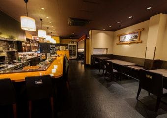 はも、松茸、ふぐ、くえ等旬の食材を使用した日本料理店。ジャズの流れる落ち着いた店内。お食い初め、七五三、お顔合わせや接待、ご法要にも。