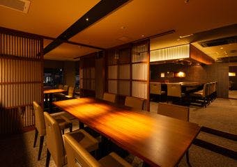 広々とした落ち着いた空間で「神戸牛」や「京野菜」など、関西の食材を鉄板焼でお愉しみいただけます。