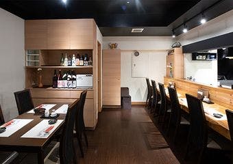 心をこめて握る鮨と、旬の小料理をリーズナブルにご提供。
和空間でアットホームな雰囲気で、予算や人数に合わせたご提供も可能。