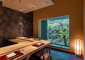 五感で味わうふふの日本料理と熱海の地を贅沢に堪能する鮨とを掛け合わせ、ライブ感の中、小鉢や鮨をご堪能いただけます。
