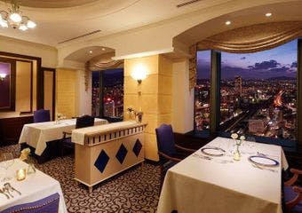 高層階から西側の美しい夜景を眺めることができる
北九州で唯一無二のフランス料理レストラン