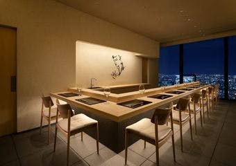 熟練の職人が握る本格的な江戸前寿司と旬の食材を使ったお料理に、シャンパン、ワイン、日本酒などとのマリアージュをお愉しみください。