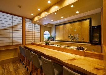 四季の舌鼓 おしどりでは、北海道留萌周辺の魚介類を中心に全道の食材を使った寿司、うに丼、海鮮料理を提供しています。