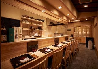 鰻重や蒲焼、白焼など、当店の名物の国産鰻と厳選された旬の食材、炭火焼きが自慢の日本料理店