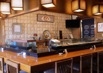 店内は老舗ならではの懐かしさ・落ち着きのある空間が広がり、金沢・能登・石川県の地物を中心にゆったりと寿司を愉しみことができます。