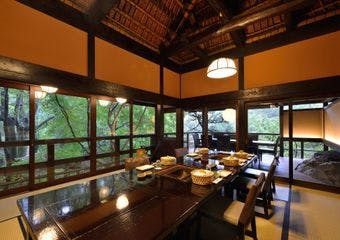 東京のはずれのあきる野に、三百年余前に建てられた庄屋づくりの家が静かに佇む。
門前の水車がコットン、コットンと昔話を語り続けます。