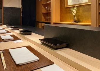 関東の名店で修業をした店主が握る寿司は全国の旬の食材を丁寧に仕込み、ひと手間加えることで素材の旨味を引き出す江戸前寿司。